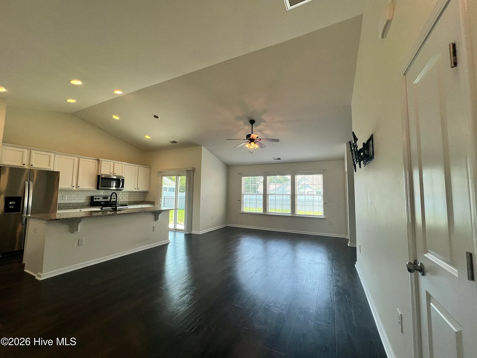 3 bed, 2.0 bath, 1412 sqft, $1,950 — Photo 2