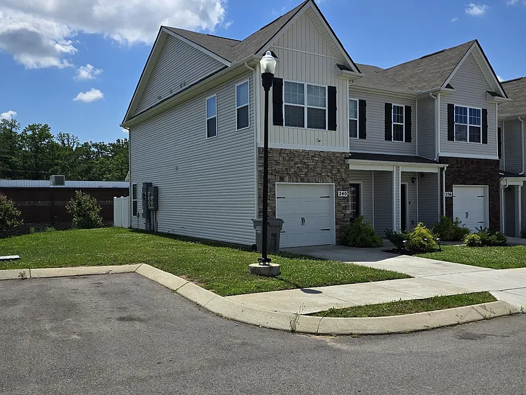240 Warrior Pl — Photo 2