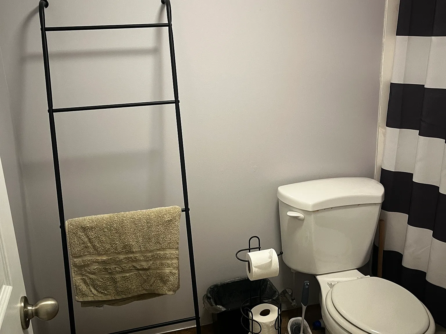 2 bed, 2200 sqft, $1,400 — Photo 1