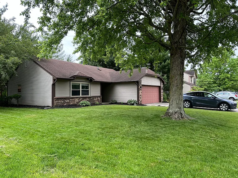 1121 N Briarwood Dr — Photo 2
