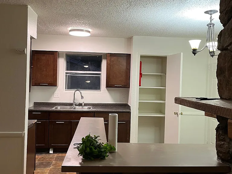 3906 Victoria St — Photo 4