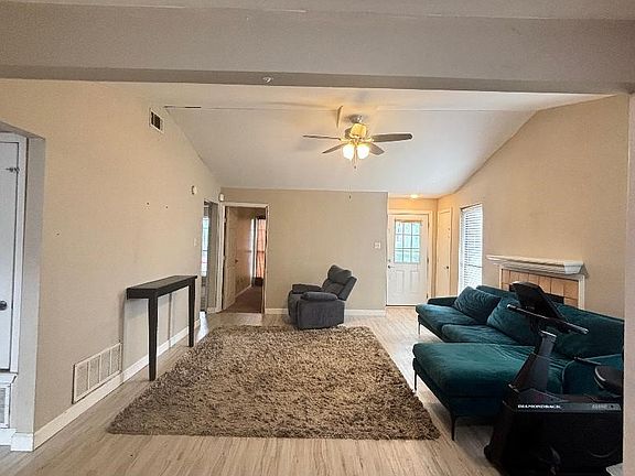 4th image of 1107 Rimcrest Dr