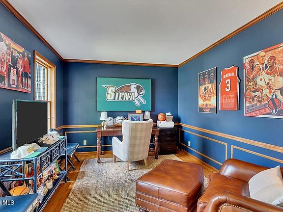3rd image of 11 Fox Run