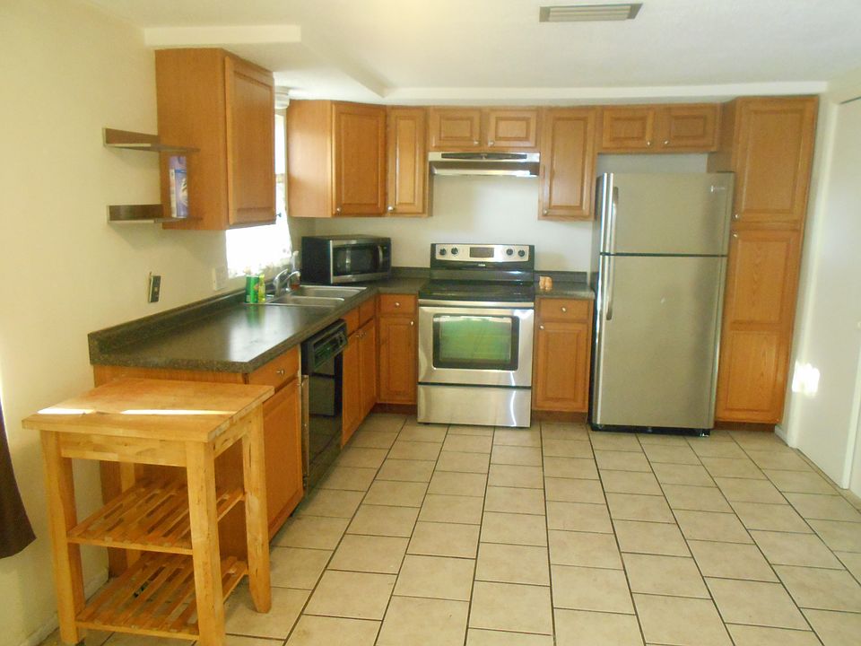 2nd image of 4810 Daphne St