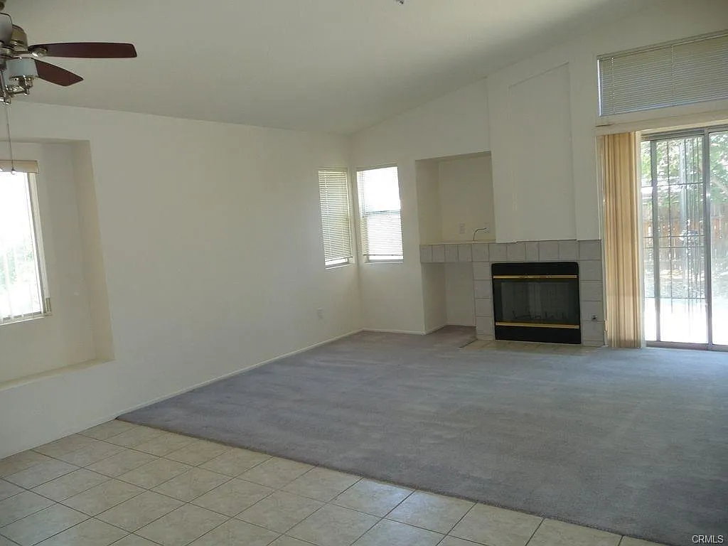 Beautiful Single Story On Large Corner Lot — Photo 4