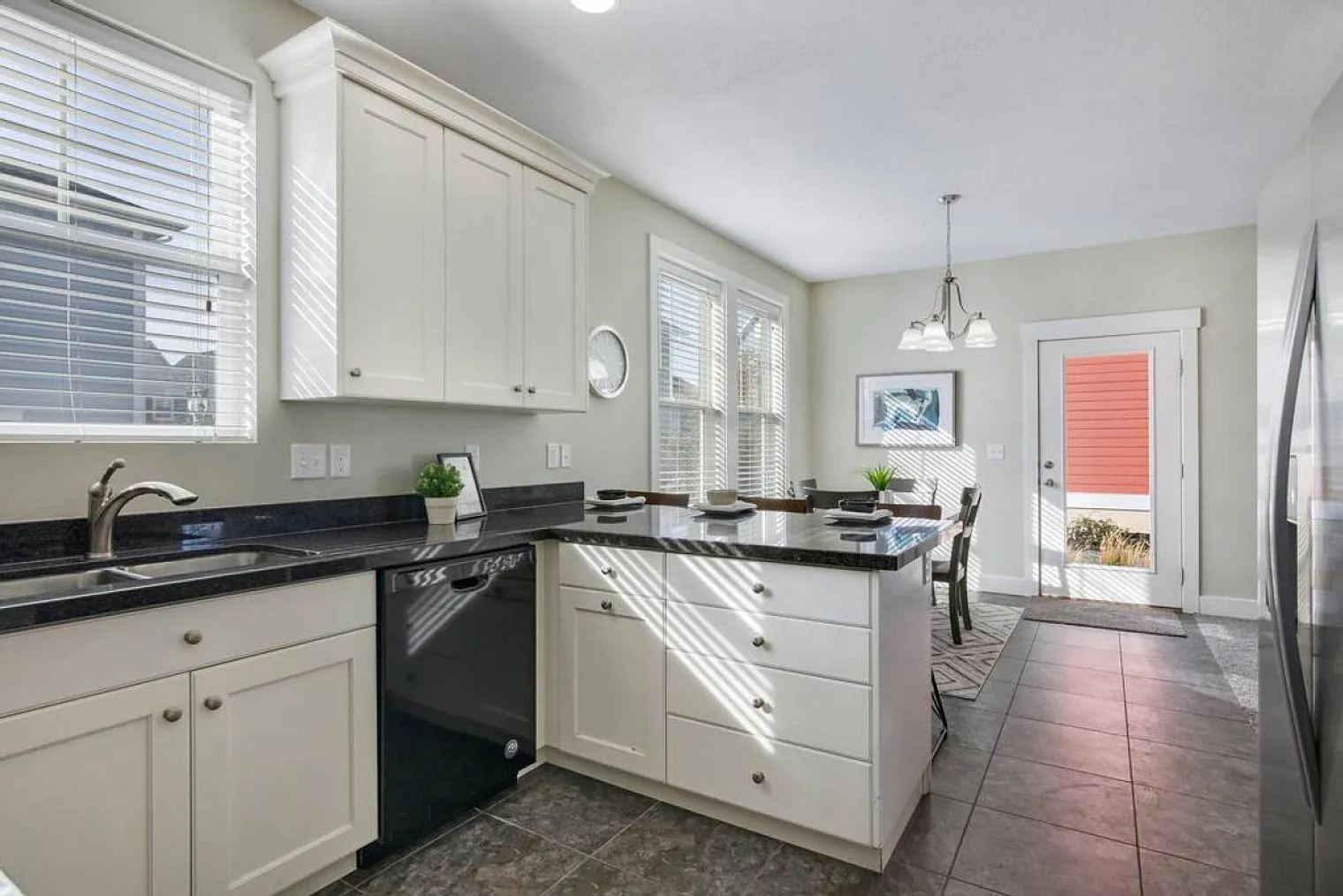 4 bed, 4.0 bath, 2497 sqft, $4,830 — Photo 4
