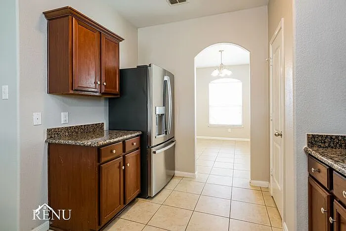 3 bed, 2.0 bath, 1401 sqft, $1,935 — Photo 4