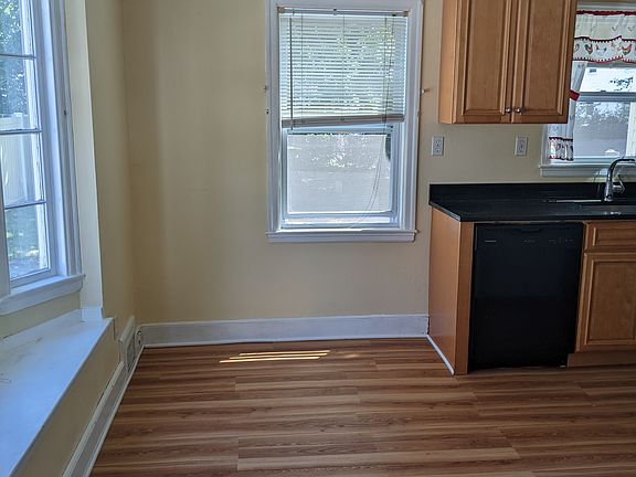 Kitchen eating area