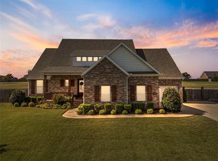 2152 Riverfront Ln, Fayetteville, AR 72703