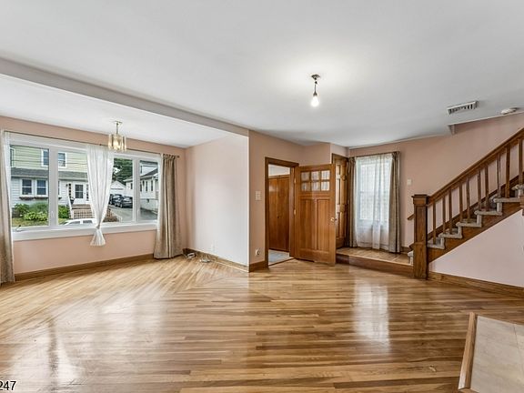 5th image of 23 Princeton St