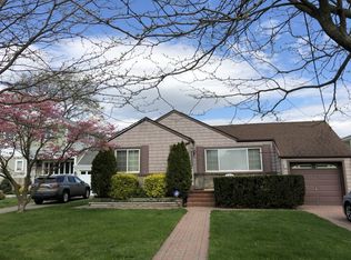 4 Glover Cir, Lynbrook, NY 11563