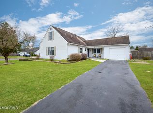 1 Mendon Dr, Howell, NJ 07731