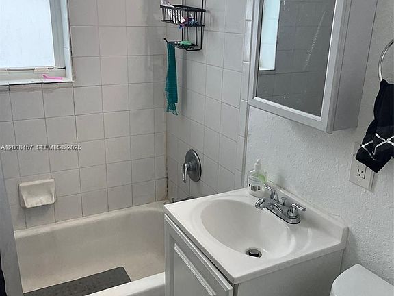 4th image of 403 NW 84th St #403
