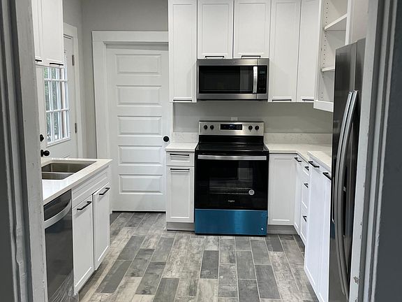 4th image of 2860 Winthrop Ave