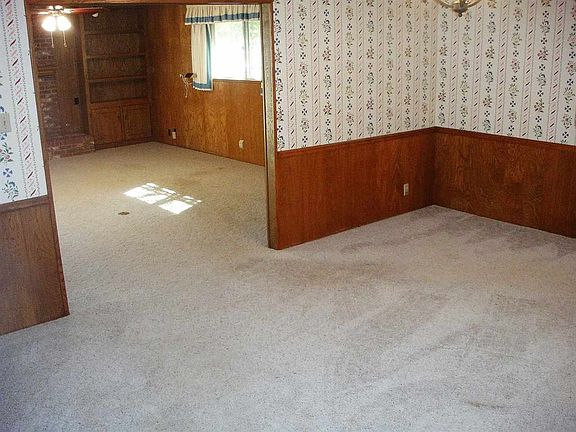 3rd image of 4009 Honeysuckle Ln