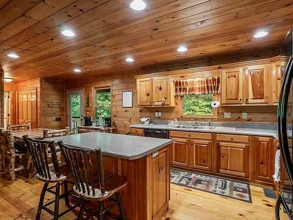 4th image of 808 Villa Dr