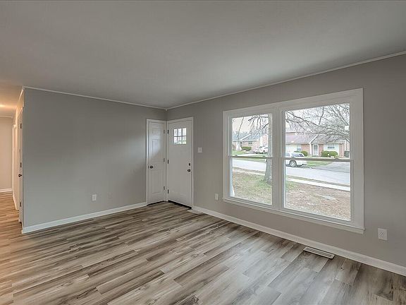 5th image of 3208 Mirror Lake Dr
