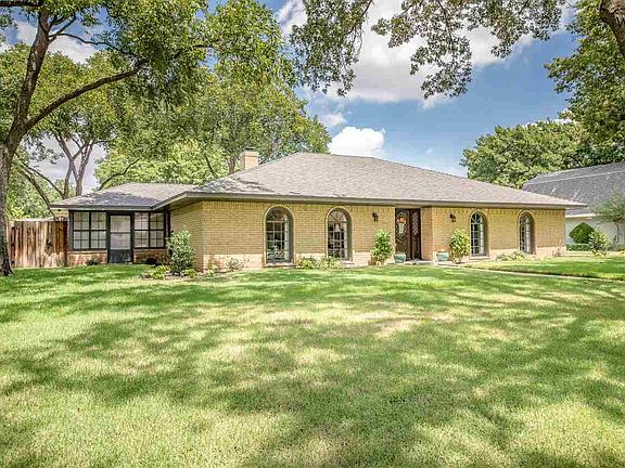 3rd image of 2306 Brook Hollow Dr