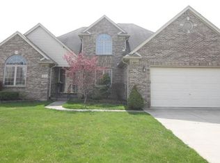 28736 Coleridge St, Harrison Township, MI 48045