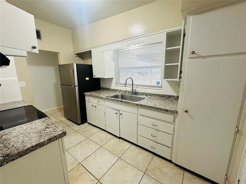 3 bed, 2.0 bath, 1269 sqft, $2,200 — Photo 3