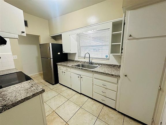 3rd image of 6033 Balboa Dr