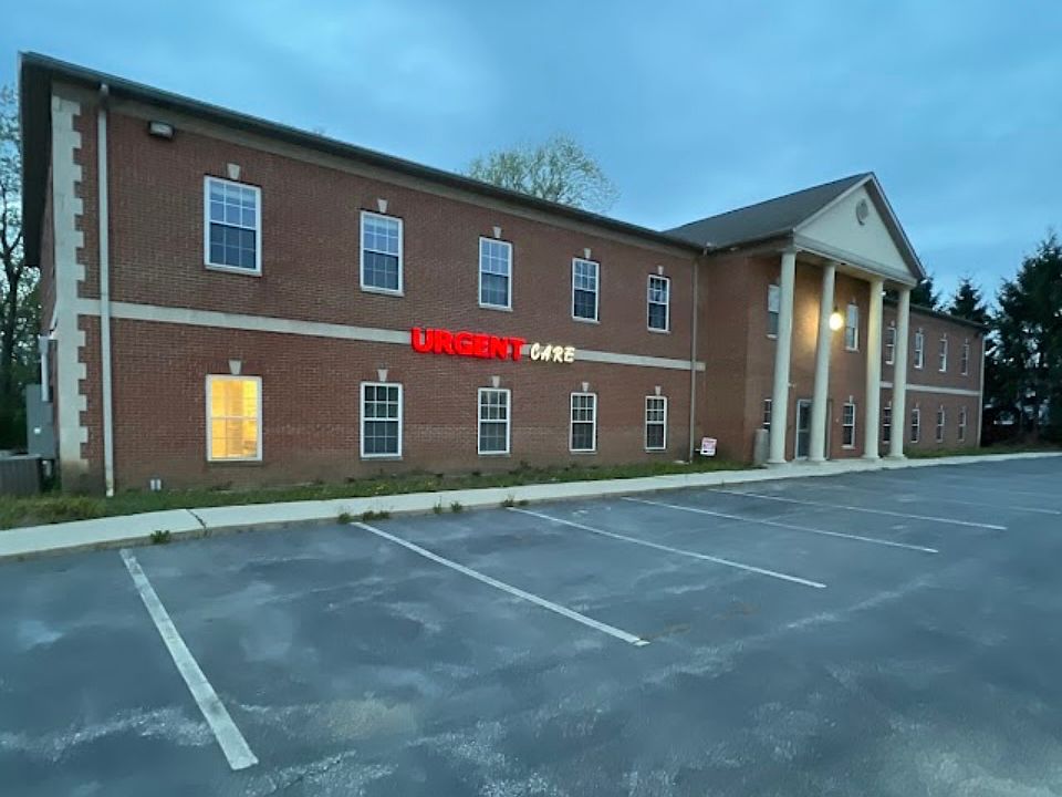 2nd image of 4871 Sawmill Rd
