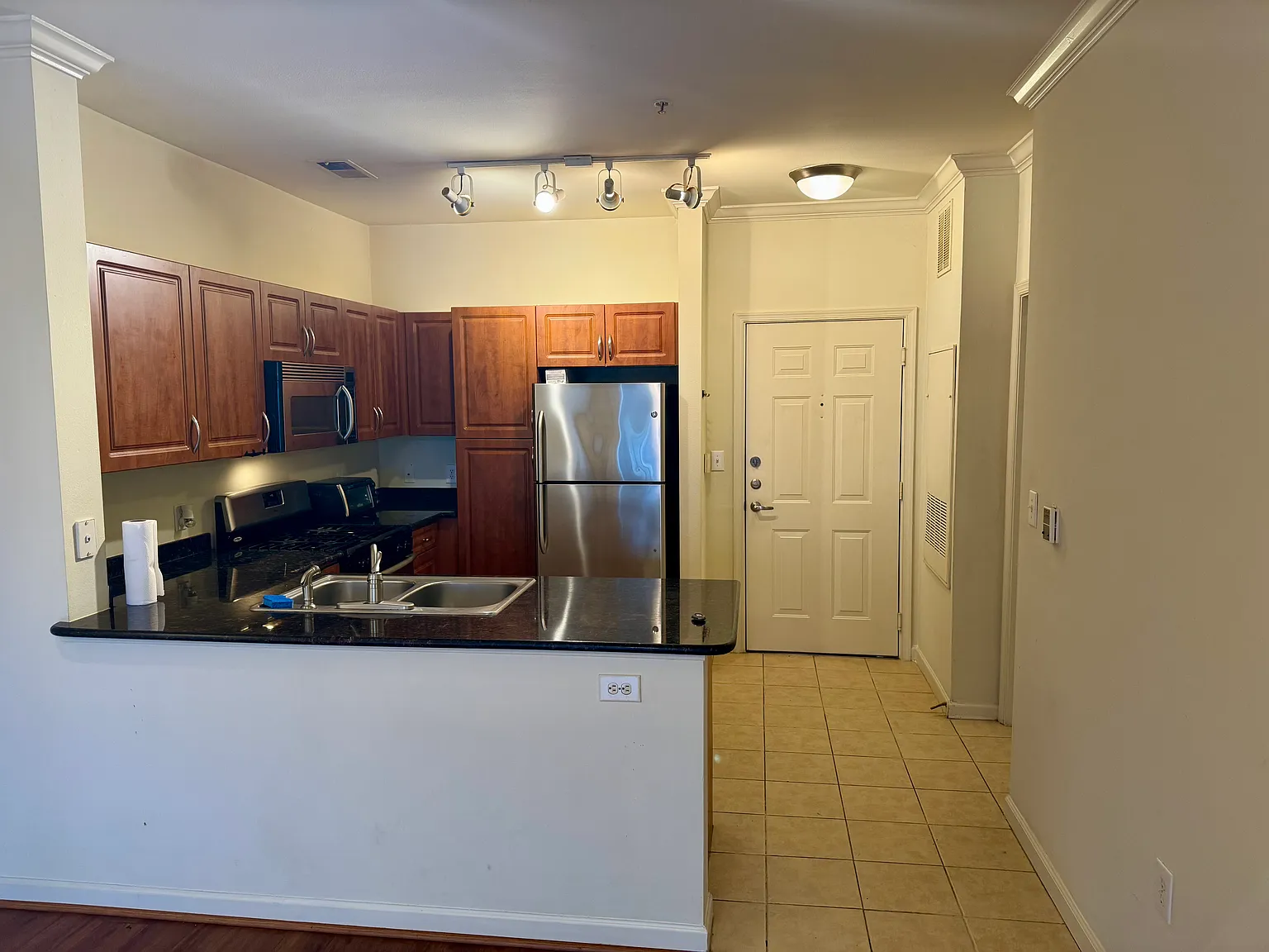 1 bed, 664 sqft, $1,950 — Photo 2