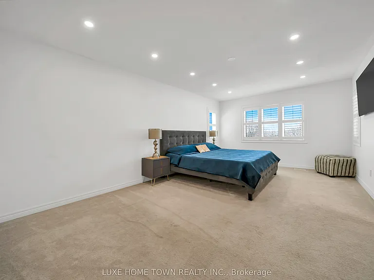 19 Findlay Way — Photo 32