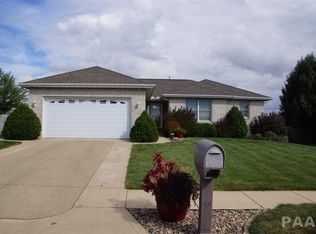 1808 Parkfield Dr, Pekin, IL 61554