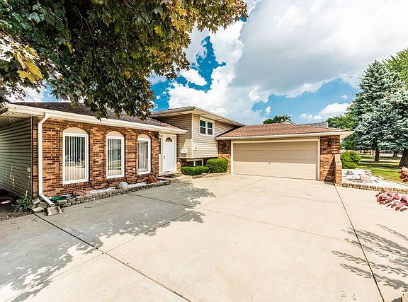 3rd image of 410 Morse Dr