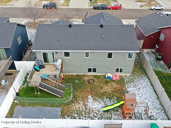 4th image of 673 17th Ave E