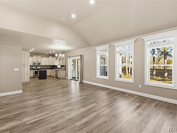 3rd image of 179 Autumn Breeze Rd