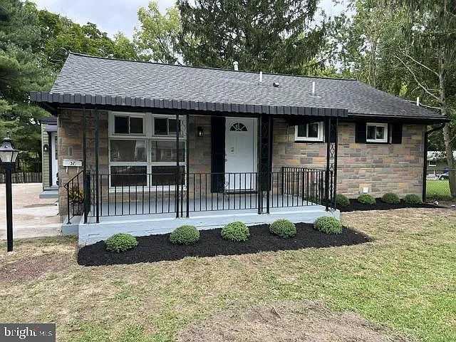 37 W Clayton Ave