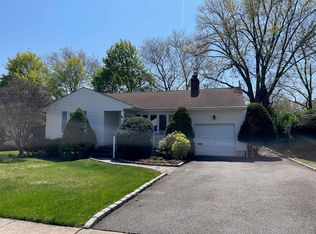20 Gainsboro Ln, Syosset, NY 11791
