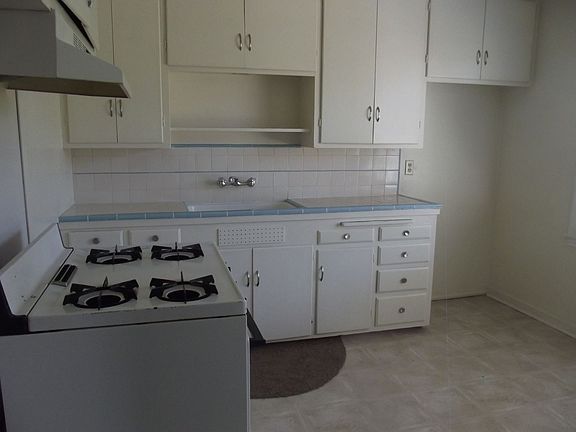 2nd image of 2570 Phyllis Ave