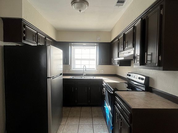 5th image of 1717 Lincoln St #A