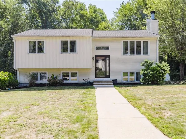 37 Oak Hill Dr, Johnston, RI 02919