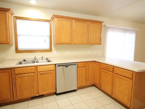 5th image of 703 S Hazelnut Ave