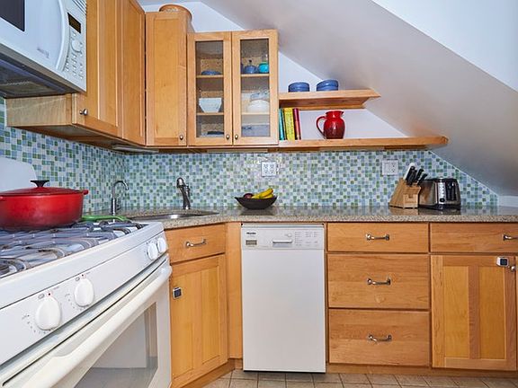3rd image of 169 Park Pl APT 2