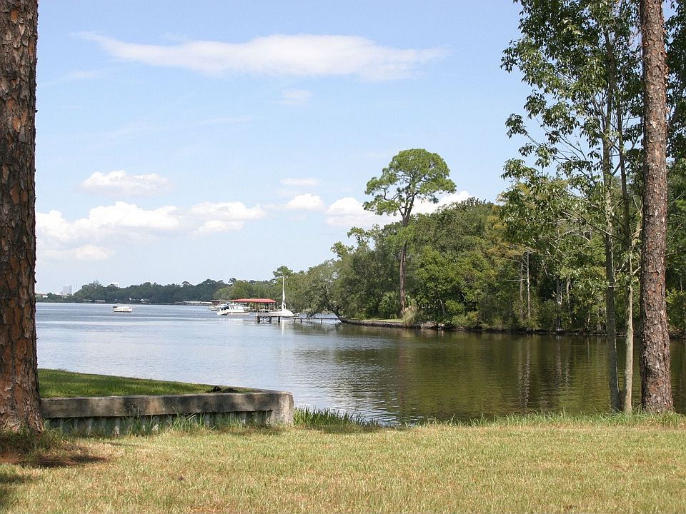Waterfront Condo waiting for you!
