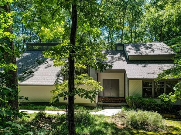3200 Saint Regis Rd, Greensboro, NC 27408