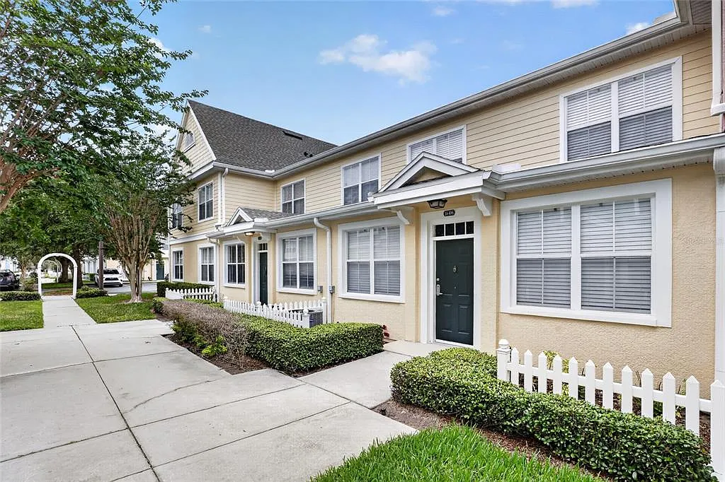 3 bed, 2.0 bath, 1296 sqft, $2,200 — Photo 2