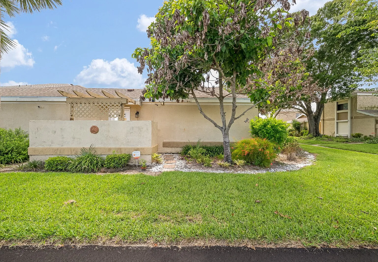 2 bed, 2.0 bath, 793 sqft, $1,599 — Photo 2