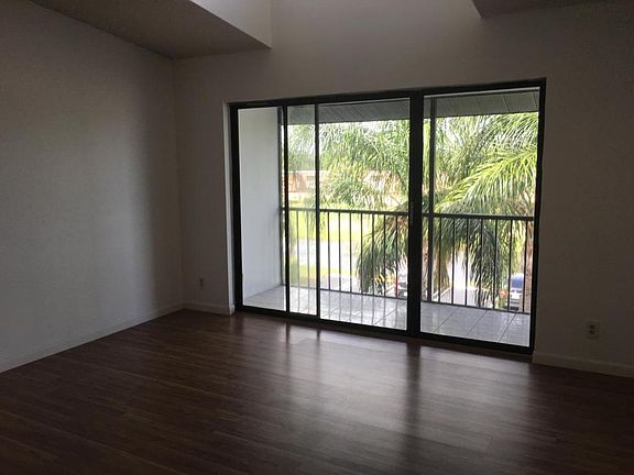 3rd image of 1008 Green Pine Blvd APT A3