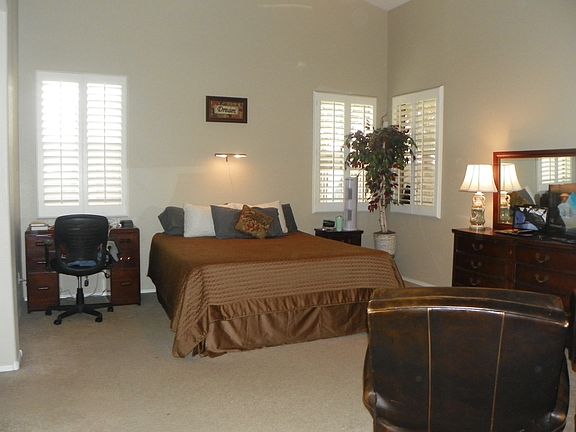 Huge Master w/ cathedral ceiling