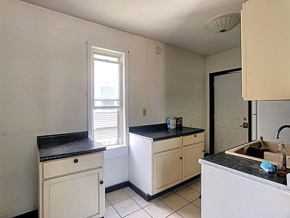5th image of 1409 N Marquette St