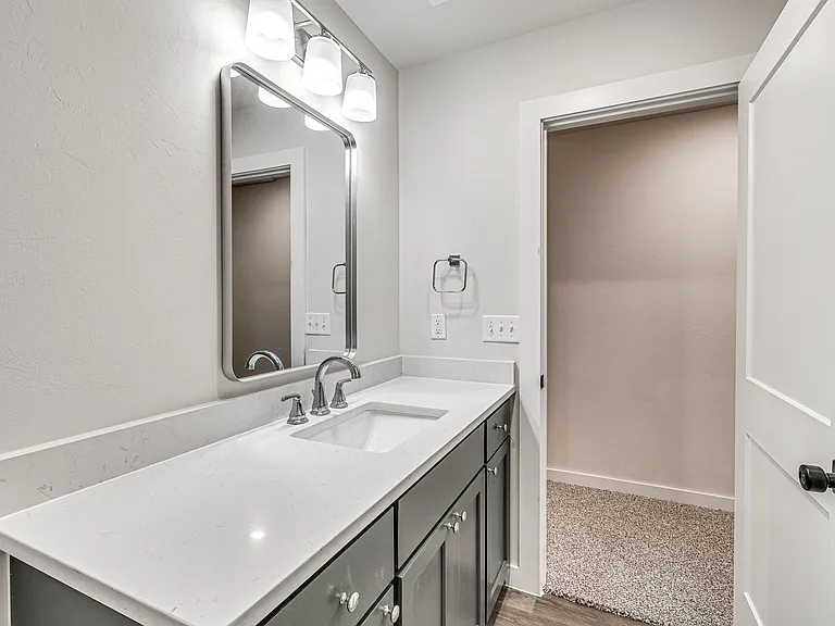 616 W 2nd St #100 — Photo 31
