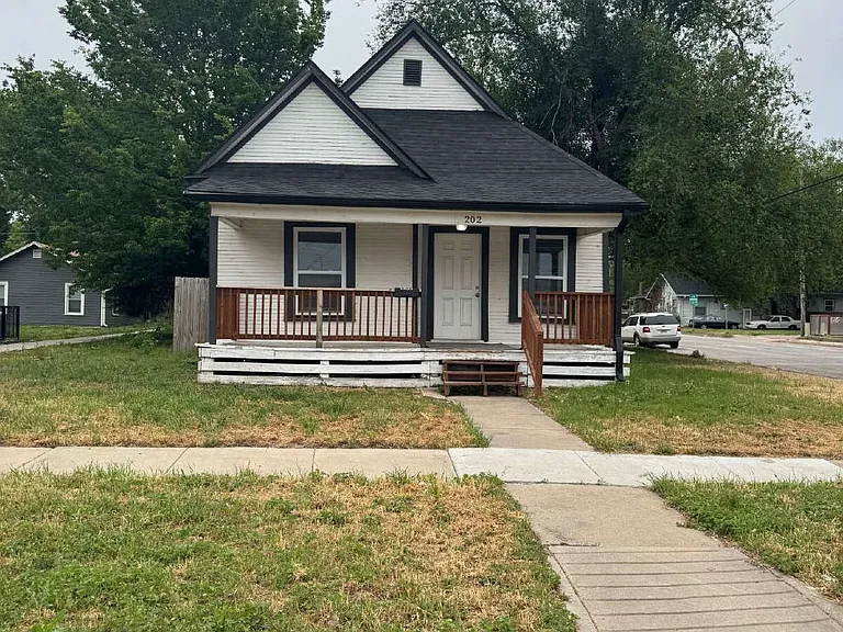 202 N Ash St — Photo 1