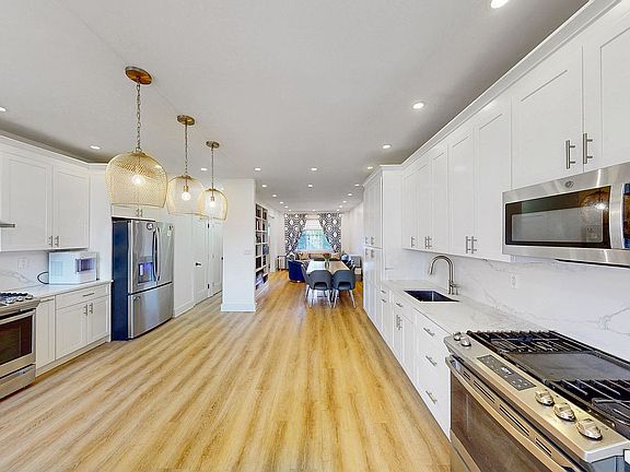 2nd image of 14 E 58th St