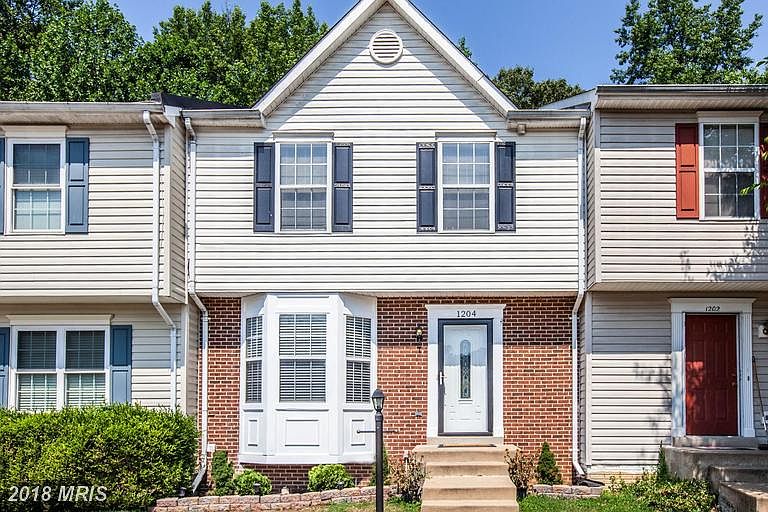 Charming 3 Bed/3 Bath BRICK FRONT Town Home.